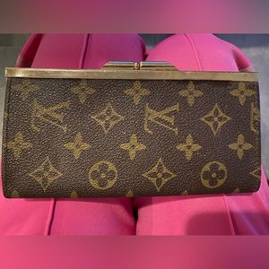 Wallet..about 3h 5w..used, top clip is gold